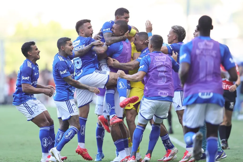 Atletas do Cruzeiro durante o jogo com o Coelho. Foto: Gilson Lobo/AGIF