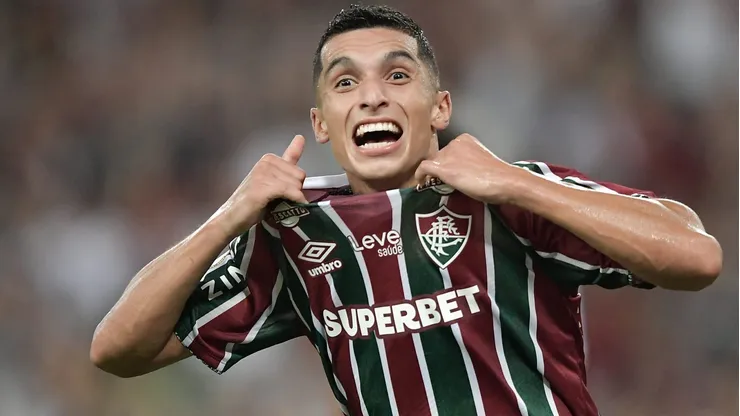 Serna começou no banco, mas quando entrou, o colombiano foi decisivo mais uma vez