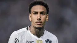 Rwan Cruz em ação pelo Botafogo - Foto: Thiago Ribeiro/AGIF