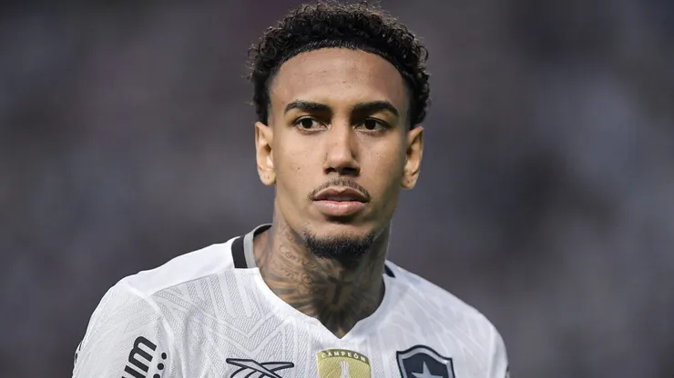 Rwan Cruz em ação pelo Botafogo - Foto: Thiago Ribeiro/AGIF