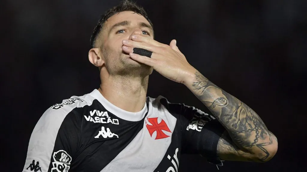 Vegetti marca e Vasco vence o Botafogo em São Januário pela última rodada do Cariocão.