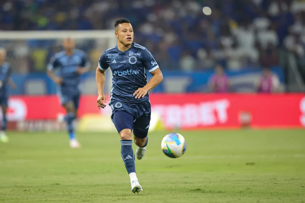 Marlon, lateral-esquerdo do Cruzeiro é alvo de críticas após eliminação no estadual. Foto: Gilson Lobo/AGIF
