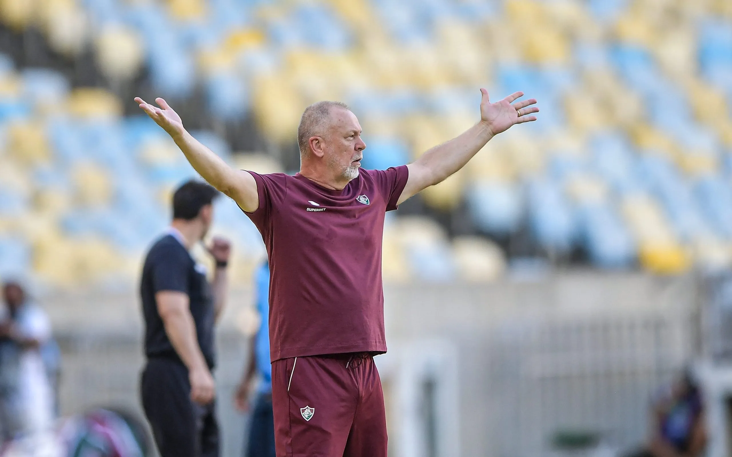 Mano Menezes, tecnico do Fluminense expressando insatisfação com atuação da equipe dentro de campo e chama atenção dos jogadores contra o Bangu no Maracana pelo Carioca 2025. Foto: Thiago Ribeiro/AGIF