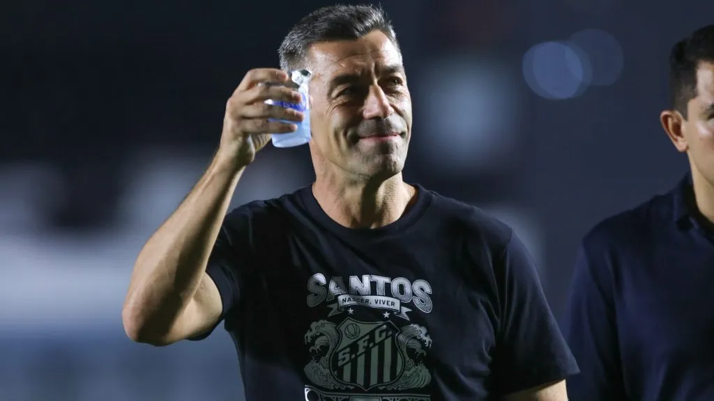Pedro Caixinha sorrindo. Foto: Reinaldo Campos/AGIF