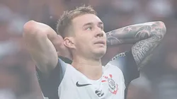 Torcida do Corinthians aprova saída de Charles.