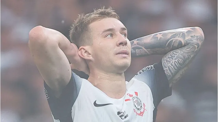 Torcida do Corinthians aprova saída de Charles.