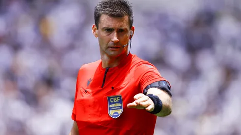 SP - SAO PAULO - 20/11/2024 - BRASILEIRO A 2024, CORINTHIANS X CRUZEIRO - O arbitro Jonathan Benkenstein Pinheiro durante partida entre Corinthians e Cruzeiro no estadio Arena Corinthians pelo campeonato Brasileiro A 2024.
