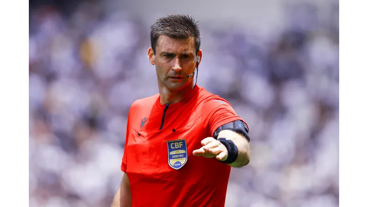 SP - SAO PAULO - 20/11/2024 - BRASILEIRO A 2024, CORINTHIANS X CRUZEIRO - O arbitro Jonathan Benkenstein Pinheiro durante partida entre Corinthians e Cruzeiro no estadio Arena Corinthians pelo campeonato Brasileiro A 2024.