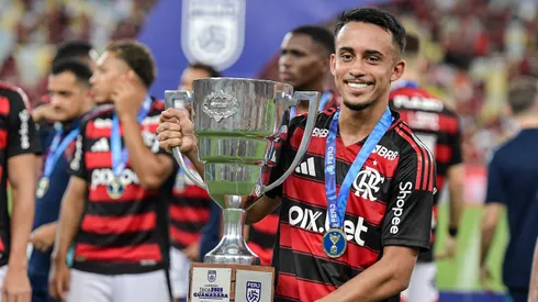 RJ - RIO DE JANEIRO - 22/02/2025 - CARIOCA 2025, FLAMENGO X MARICA -Matheus Goncalves Jogador do Flamengo comemora titulo de campeao apos partida contra o Marica no estadio Maracana pela decisao do campeonato Carioca 2025. Foto: Thiago Ribeiro/AGIF