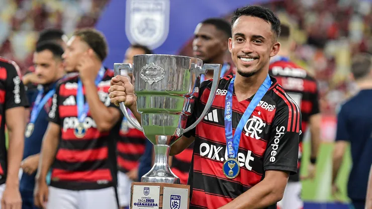 RJ - RIO DE JANEIRO - 22/02/2025 - CARIOCA 2025, FLAMENGO X MARICA -Matheus Goncalves Jogador do Flamengo comemora titulo de campeao apos partida contra o Marica no estadio Maracana pela decisao do campeonato Carioca 2025. Foto: Thiago Ribeiro/AGIF