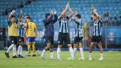 Jogadores do Grêmio comemoram vitória ao final da partida contra o Pelotas na Arena do Grêmio pelo Campeonato Gaúcho 2025. Foto: Maxi Franzoi / AGIF