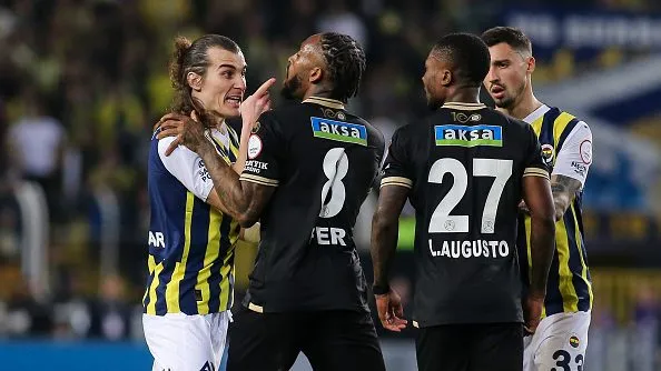 Loide Augusto durante partida. Foto: Ahmad Mora/Getty Images