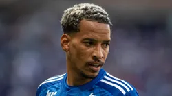 Matheus Pereira é alvo de protesto da torcida do Cruzeiro. Foto: Alessandra Torres/AGIF