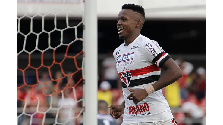 SP - Sao Paulo - 08/04/2017 - Paulista 2017 - Sao Paulo X Linense - jogador Thiago Mendes comemora o segundo gol do Sao Paulo durante partida de volta das quartas-de-finais do Campeonato Paulista no Estadio do Morumbi. Foto: Daniel Vorley/AGIF