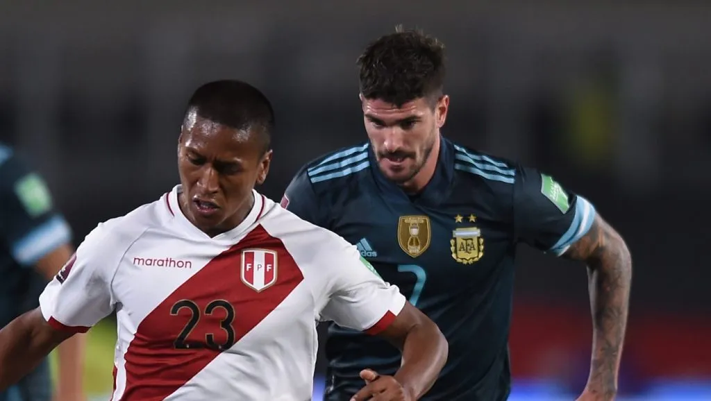Foto: Marcelo Endelli/Getty Images – Pedro Aquino em ação pela Seleção do Peru contra a Argentina.