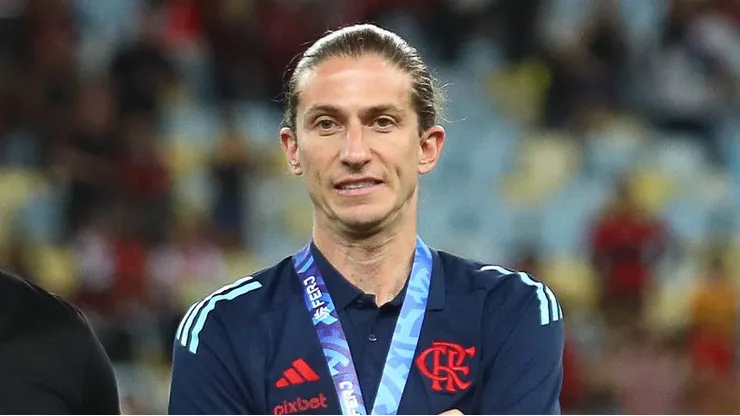 Filipe Luís é informado sobre decisão do Vasco