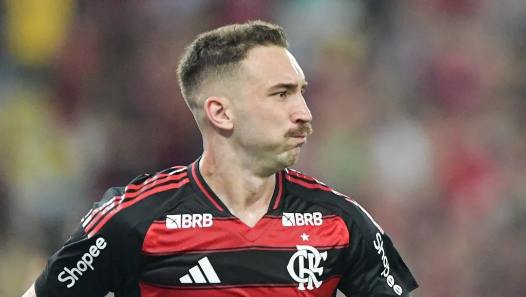 RJ – RIO DE JANEIRO – 12/02/2025 – CARIOCA 2025, FLAMENGO X BOTAFOGO – Leo Ortiz jogador do Flamengo comemora seu gol durante partida contra o Botafogo no estadio Maracana pelo campeonato Carioca 2025.