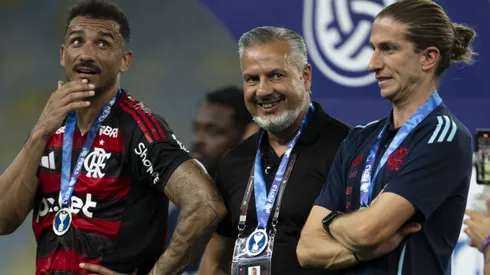 RJ - RIO DE JANEIRO - 22/02/2025 - CARIOCA 2025, FLAMENGO X MARICA - Danilo jogador do Flamengo comemora titulo com Jose Boto diretor de futebol e Filipe Luis tecnico da sua equipe apos partida contra o Marica no estadio Maracana pelo campeonato Carioca 2025. Foto: Jorge Rodrigues/AGIF