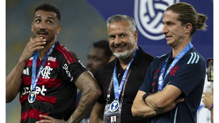 RJ - RIO DE JANEIRO - 22/02/2025 - CARIOCA 2025, FLAMENGO X MARICA - Danilo jogador do Flamengo comemora titulo com Jose Boto diretor de futebol e Filipe Luis tecnico da sua equipe apos partida contra o Marica no estadio Maracana pelo campeonato Carioca 2025. Foto: Jorge Rodrigues/AGIF