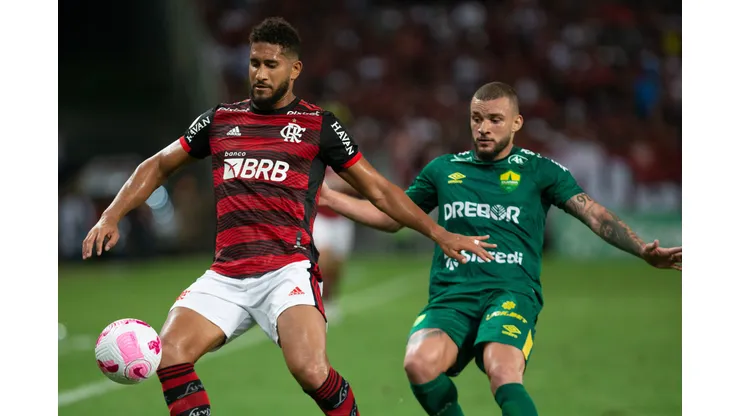 Zagueiro Pablo em confronto pelo Flamengo