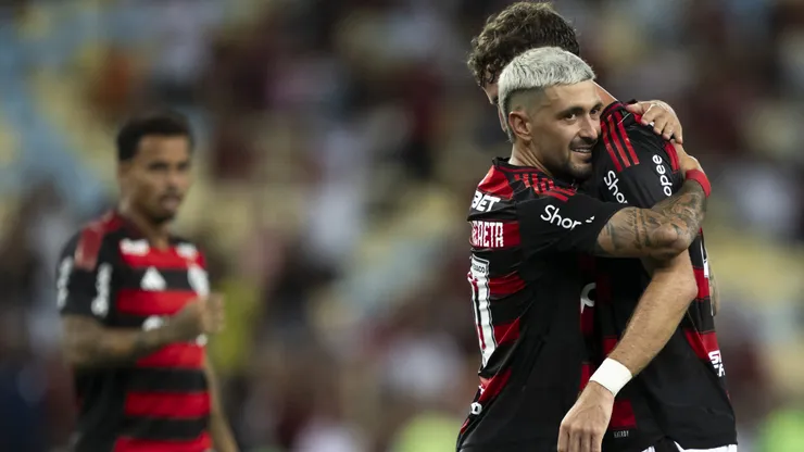 De Arrascaeta, do Flamengo, comemora seu gol com Leo Pereira jogador da sua equipe durante partida contra o Marica no Maracanã pelo Campeonato Carioca 2025. Foto: Jorge Rodrigues / AGIF
