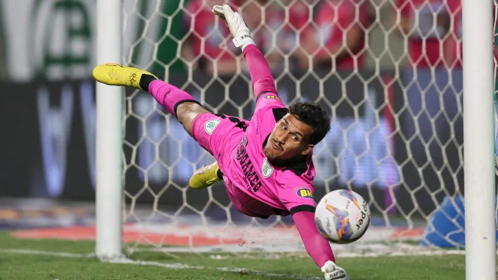 Matheus Mendes brilhou contra o Cruzeiro - Foto: Gilson Lobo/AGIF.
