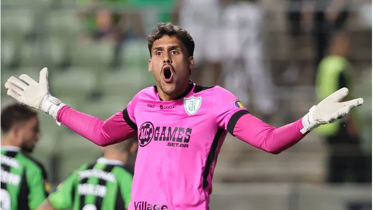 Matheus Mendes só joga com pagamento de multa ao Atlético-MG - Foto: Gilson Lobo/AGIF.