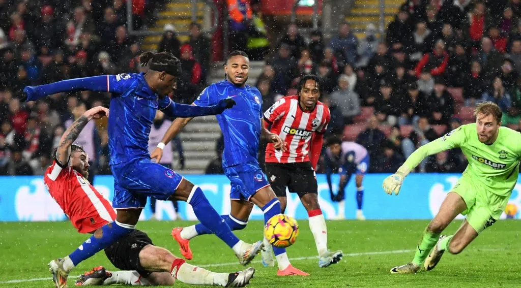 Noni Madueke chuta a gol em partida diante do Southampton. Foto: MatchDay Images Limited / Alamy Stock Photo