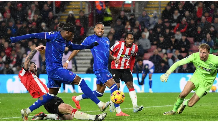 Noni Madueke chuta a gol em partida diante do Southampton. Foto: MatchDay Images Limited / Alamy Stock Photo