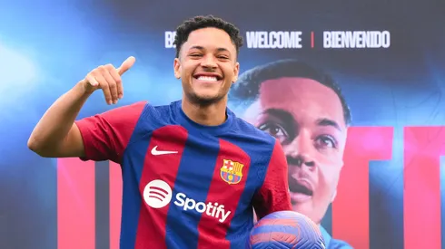 Vitor Roque na apresentação pelo Barcelona.