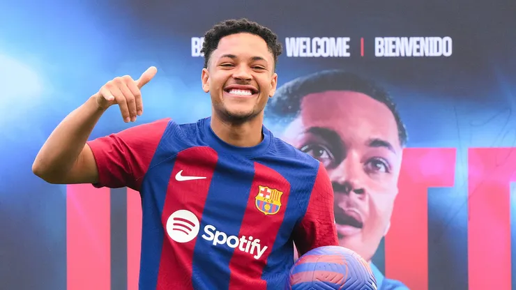 Vitor Roque na apresentação pelo Barcelona.