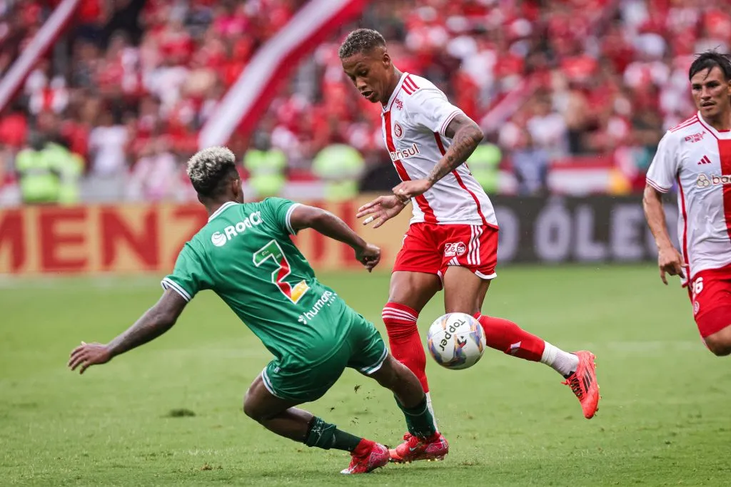 RS – PORTO ALEGRE – 25/01/2025 – GAUCHO 2025, INTERNACIONAL X JUVENTUDE – Vitinho jogador do Internacional disputa lance com  jogador do Juventude durante partida no estadio Beira-Rio pelo campeonato Gaucho 2025. Foto: Maxi Franzoi/AGIF