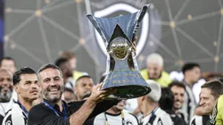 Artur Jorge técnico do Botafogo comemoram título de campeão durante cerimônia de premiação após vitoria contra o São Paulo em partida no estádio Engenhão pela decisão do campeonato Brasileiro A 2024. Foto: Thiago Ribeiro/AGIF