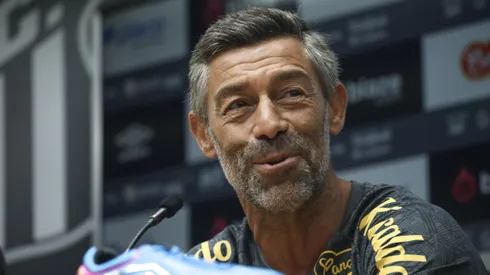 Pedro Caixinha técnico do Santos durante coletiva de imprensa realizado no estadio Vila Belmiro, nesta terça feira (07). Foto: Reinaldo Campos/AGIF