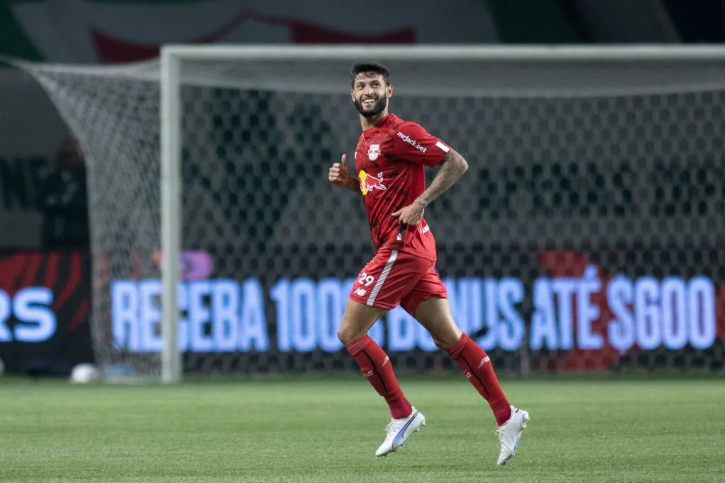Juninho Capixaba em jogo do RB Bragantino. Foto: Diogo Reis/AGIF