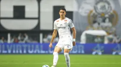 Jair Cunha jogador do Santos durante partida contra o America-MG no estadio Vila Belmiro pelo campeonato Brasileiro B 2024. Foto: Reinaldo Campos/AGIF