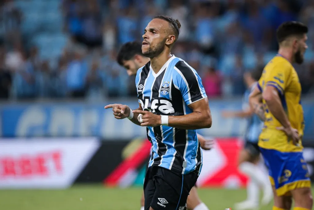 RS – PORTO ALEGRE – 11/02/2025 – GAUCHO 2025, GREMIO X PELOTAS –  jogador do Gremio comemora seu gol durante partida contra o Pelotas no estadio Arena do Gremio pelo campeonato Gaucho 2025. Foto: Maxi Franzoi/AGIF