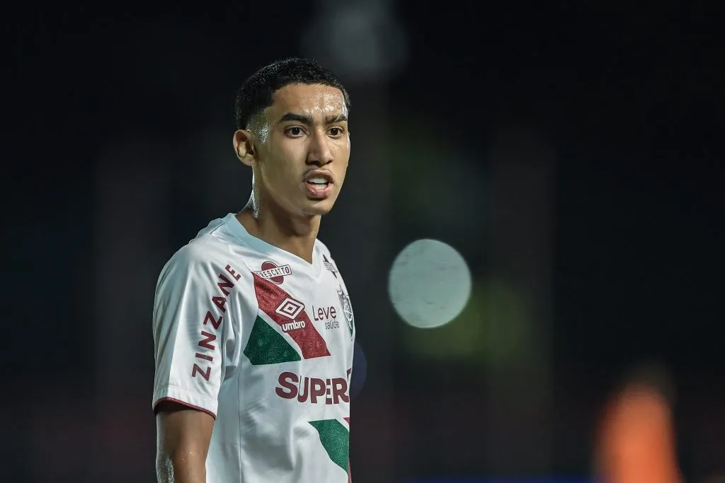 Isaque, meia do Fluminense