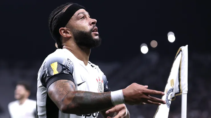 Memphis Depay em partida pelo Corinthians. Foto: Marcello Zambrana/AGIF