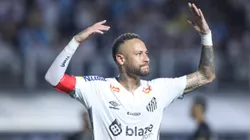 Cicinho se rende ao desempenho de Neymar no Santos - Foto: Reinaldo Campos/AGIF