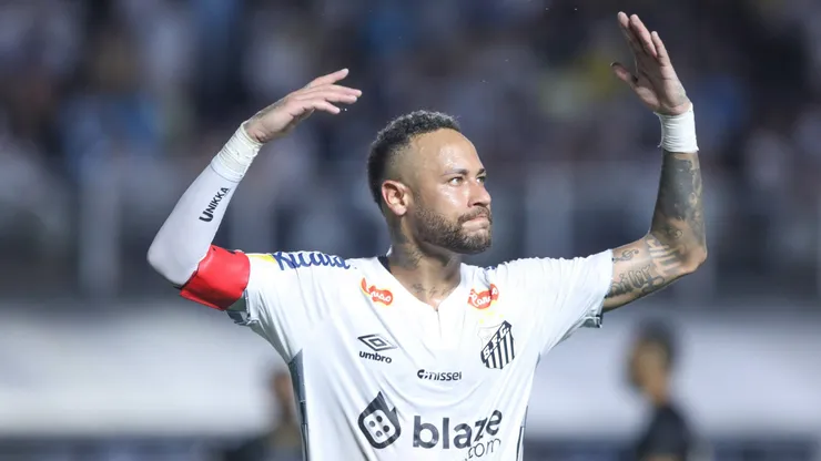 Cicinho se rende ao desempenho de Neymar no Santos - Foto: Reinaldo Campos/AGIF