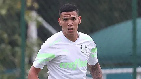 Naves treina na Academia de Futebol. A Cria está cobiçada no mercado da bola