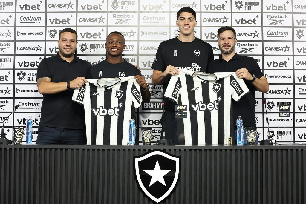 Nathan e Jair foram apresentados juntos no Botafogo - Foto: Vitor Silva/Botafogo