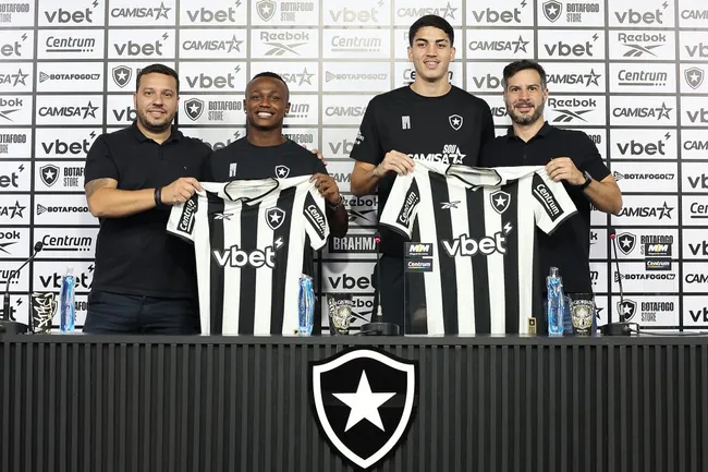 Jair foi apresentado junto ao atacante Nathan Fernandes – Foto: Vitor Silva/Botafogo