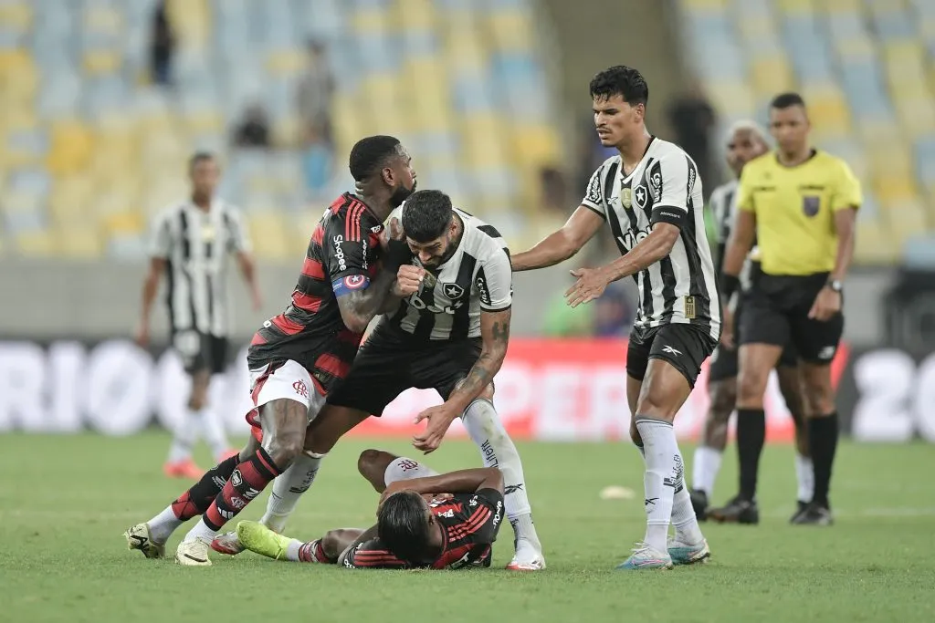 RJ – RIO DE JANEIRO – 12/02/2025 – CARIOCA 2025, FLAMENGO X BOTAFOGO – Bruno Henrique e Gerson jogadores do Flamengo brigam com Barboza jogador do Botafogo durante partida no estadio Maracana pelo campeonato Carioca 2025. Foto: Thiago Ribeiro/AGIF