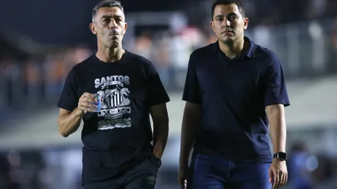 SP - SANTOS - 16/02/2025 - PAULISTA 2025, SANTOS X AGUA SANTA - Pedro Caixinha tecnico do Santos e Pedro Martins CEO do Santos antes da partida contra o Agua Santa no estadio Vila Belmiro pelo campeonato Paulista 2025. Foto: Reinaldo Campos/AGIF