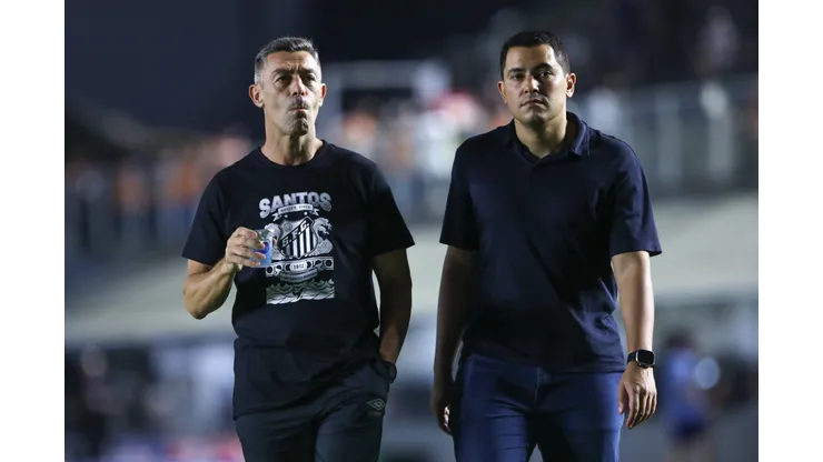 SP - SANTOS - 16/02/2025 - PAULISTA 2025, SANTOS X AGUA SANTA - Pedro Caixinha tecnico do Santos e Pedro Martins CEO do Santos antes da partida contra o Agua Santa no estadio Vila Belmiro pelo campeonato Paulista 2025. Foto: Reinaldo Campos/AGIF