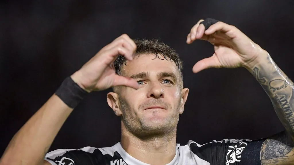 Foto: Thiago Ribeiro/AGIF – Vegetti é a esperança de gol do Gigante da Colina contra o Rubro-Negro.