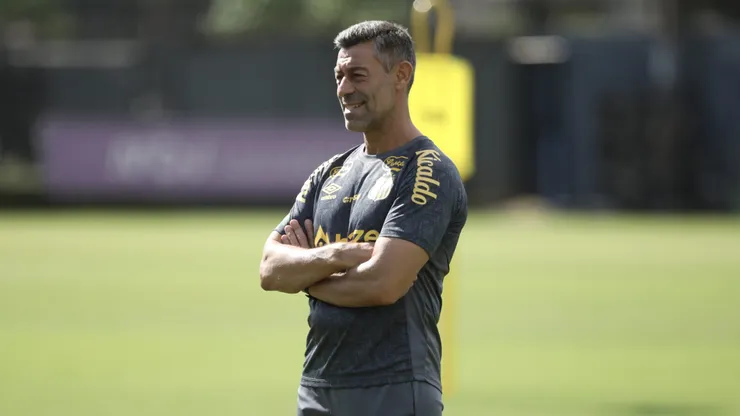 Pedro Caixinha técnico do Santos durante treino no Centro de Treinamento CT Rei Pelé, nesta segunda feira (13). Foto: Reinaldo Campos/AGIF