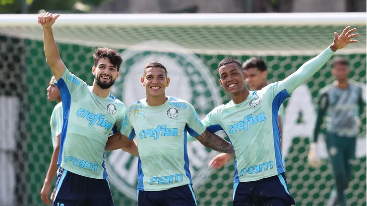 Naves (do meio) é um dos atletas que o Palmeiras propõe oferecer ao Bragantino por Lucas Evangelista